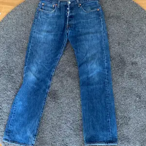 Säljer dessa Levis 501 jeans som använts ett fåtal gånger. De är köpta för ca 1000 men säljer för 200 men pris kan diskuteras.