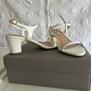 Skor  - Sandaler med klack, vita, Dune London, strl 39, oanvända 