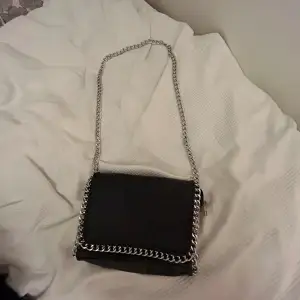 Säljer den här trendiga handväskan från amore❤️ Normal pris: 450 ish Mitt pris: 170