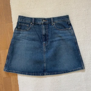 Jeanskjol, Uniqlo - Waist 28 (Uppskattar till strl 38)  Använd fåtal gånger