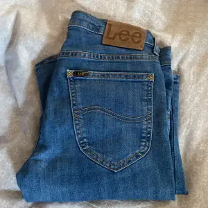 Säljer dessa otroligt snygga jeansen ifrån Lee för endast 200kr, 10/10 skick då dem nästan aldrig är använda (fåtal gånger). Vid fler bilder eller frågor kontakta mig. 