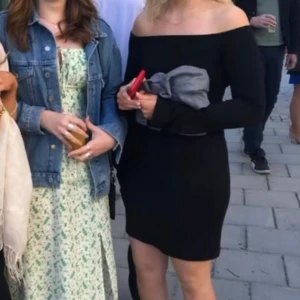 Svart klänning - Svart klänning med boatneck från Gina Tricot, använd 1 gång💕