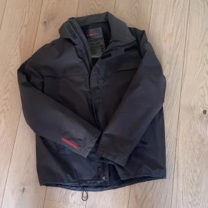 Prada skidjacka  - Storlek L  Säljer då min pappa inte vill ha den längre, den är i bra skick