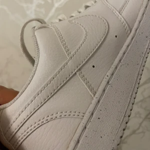 splitternya Nike skor  - använt de nån gång, riktigt bra skick hör av er vid intresse🤍