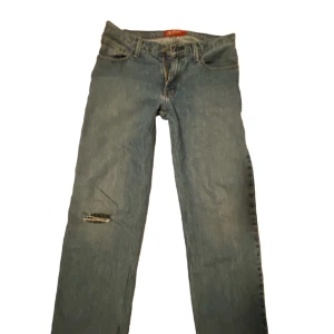 Snygga jeans!💋 - Snygga jeans som jag köpte second hand för ett tag sedan. Modellen är loose & straight. Säljer dock för att de inte kommer till användning. De har ett hål på knät som fanns där även när jag köpte dem. Hör av er vid frågor, bilder eller mått!