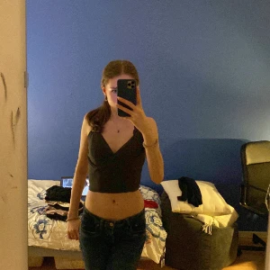 Grått linne från mango - Grått sommar crop top linne som man knyter runt. Köpt från mango i storlek M. Köpt för ett tag sen men nästan aldrig använd. Skriv gärna för mer frågor☺️