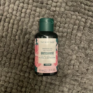 Shower gel - Det är en shower gel med doft av British Rose. Nästan helt oanvänd och kostar 25