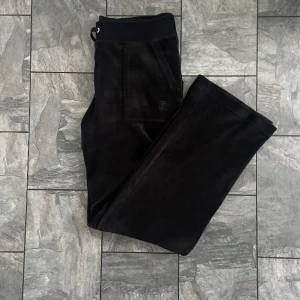 Juicy couture  - Hej! Säljer mina juicy byxor då dom aldrig kommer till användning längre. Byxorna är i fint skick. (Lite utslitna) Vid fler frågor skicka dm! Har även ett par blåa likadana uppe för att köpa! (pris kan diskuteras)