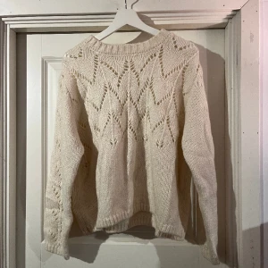 Stickad tröja  - Så fin tröja i stickat material med gräddvit färg. Passar S-L beroende på vilken passform man vill ha. Skriv för mer bilder/frågor🩷
