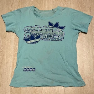 Adidas T-Shirt - Säljer denna sköna adidas T-Shirt. Fraktas inom 48h📦📩 Kolla gärna in mina andra annonser🤩