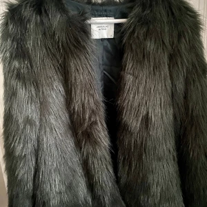 Pälsjacka från JDY - Säljer denna supersnygga pälsjacka från Jacqueline De Yong, då den inte kommer till användning. Superfint skick, endast använt vid något tillfälle😇 Färgen framgår inte riktigt i kameran, men jackan är mörkgrön!!