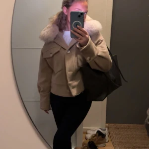 Jacka - En jättefin Meotine Charlie jacket i beige, väl använd men fortfarande i jättefint skick och alla knappar är på men medföljer en extra knapp💕💕  Nypris 3500, mitt pris 2500❤️ TRYCK EJ PÅ KÖP NU! 