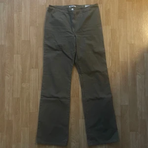 Our Legacy byxor - assnygga UL byxor, kommer dock inte till användning  använt enstaka gånger,  går att hämtas upp alt frakta (köparen står för frakt)   Str 38