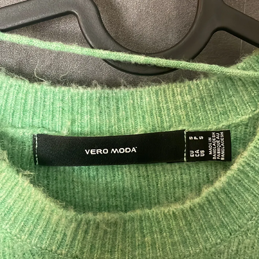 Supersnygg stickad grön tröja från Vera Moda. Super trendig och passar perfekt alla årstider. Inga defekter, använd fåtal gånger. . Stickat.
