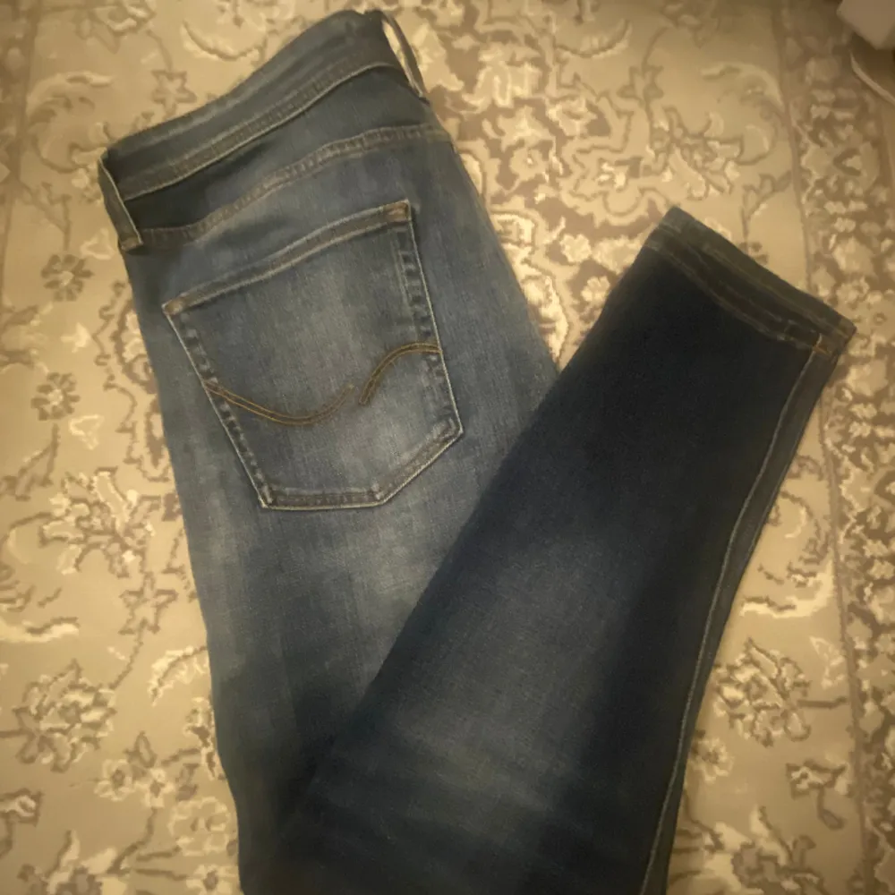 Hej! Säljer nu mina helt oanvända JJ jeans, tapered fit. Priset är diskuterandet vid snabb affär:)🤩. Jeans & Byxor.