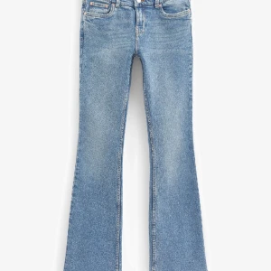 Lågmidjade jeans - Köpte dessa på Zalando för ett tag sedan men de har inte kommit till användning. Jag är 164 cm och på mig är de väldigt lågmidjade och lite för långa i benen. Endast använda 1 gång och i nyskick. Nypris 489kr. Priset går att diskutera.