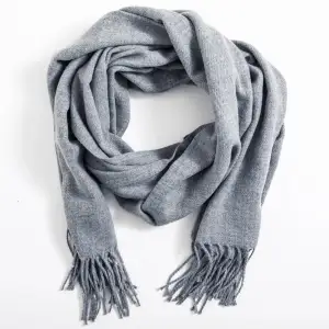Säljer min gråa halsduk som endast är använd 1 gång. Perfekt nu när det är kallt ute. Hör av dig vid funderingar.