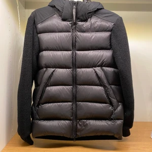 Cp company cardigan - Säljer denna sjukt snygga cp company cardigan eftersom den aldrig används. Nypris 6000kr, mitt pris 3500kr. Skick 9/10. Hör gärna av dig om du undrar över något. Kvitto finns 