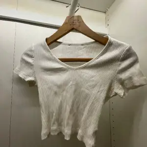 En söt kroppar vit T-shirt i storlek xs. Märke okänt då jag fått tröjan av en vän. Hör av dig om bilder eller frågor💕