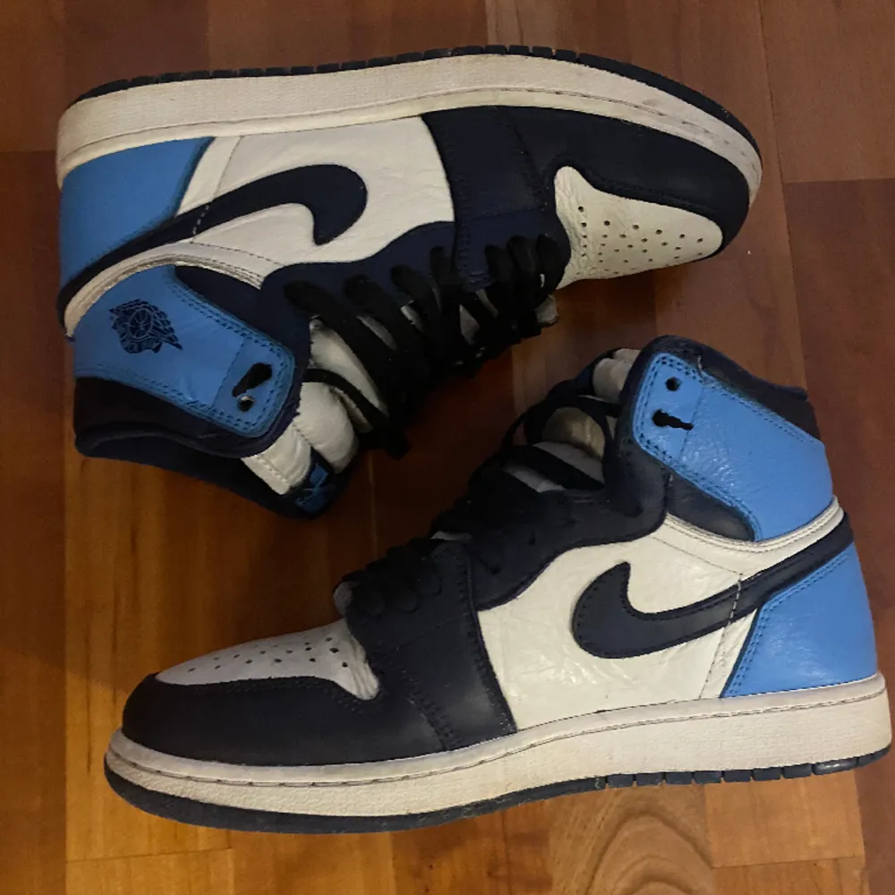 Jordan 1 obsidian high i storlek 39. Bra skick och original snören på. Ny pris på merch sweden ligger på 6 899 kr. . Skor.