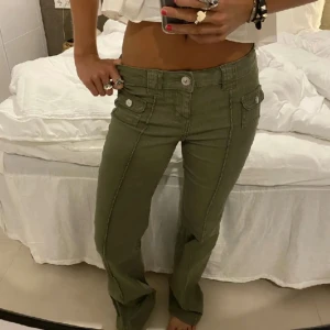 H&m bootcut cargojeans grön - Superfint skick! Storlek 32 🙌🏼 har dsv inga bilder när jag har de på mig pga för små ❤️ Skriv till mig vid fler frågor!