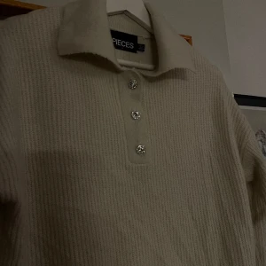 Stickad tröja  - En stickad tröja skulle säga att de storlek M och L den är lång så man kan nog ha den som tröja och kläning 