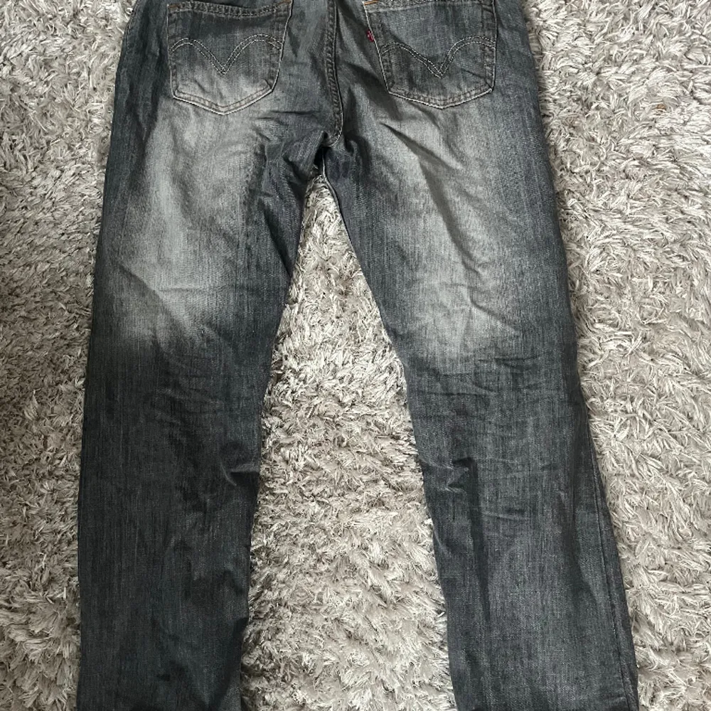 Levis jeans som sitter bra på mig som är 183 och väger 83. Jag diggar inte färgen men om nån annan gör de så kan ni få jeansen för 149kr. Jeans & Byxor.