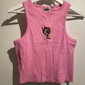 Croppat linne  - Croppat linne i storlek S från primark x powerpuff pinglorn. Oanvänt med prislappen kvar. 