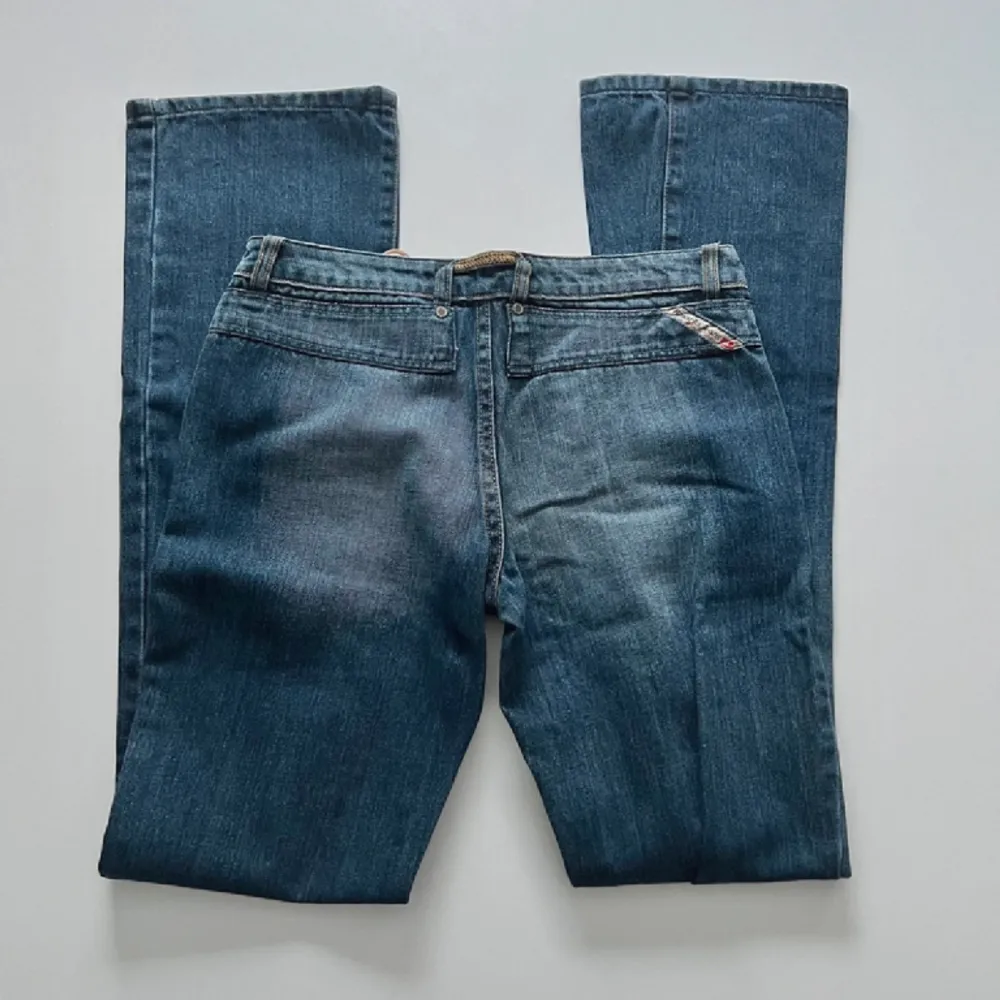 lånade bilder!! Jättesnygga lågmidjade jeans som jag köpte här plick. Gylfen är sönder men annars är det i bra skick💞 köpte för 550kr. Jeans & Byxor.
