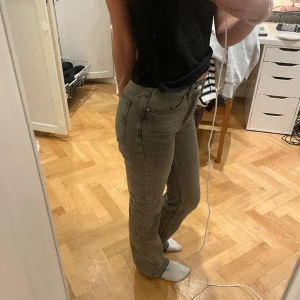 Gråa bootcut jeans! - Gråa bootcut jeans från Gina Tricot. Dessa var väldigt långa i benen så jag klippte av dem längst ned, perfekt längd för mig nu som är 167 cm. Mycket bra skick och endast använda enstaka gånger!