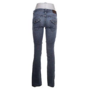 Lågmidjade jeans med coola fickor - Säljer mina favorit jeans då dom tyvärr blivit försmå. Dom är i väldigt fint skick, lågmidjade och har coola detaljer på bakfickorna!⚡️ Skriv för fler bilder eller andra frågor. Kan mötas upp i Linköping eller skickas.