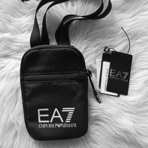 Helt ny emporio armani väska - Helt ny emporio armani EA7 becknarväska / axelväska med peislapp. Aldrig använd. 