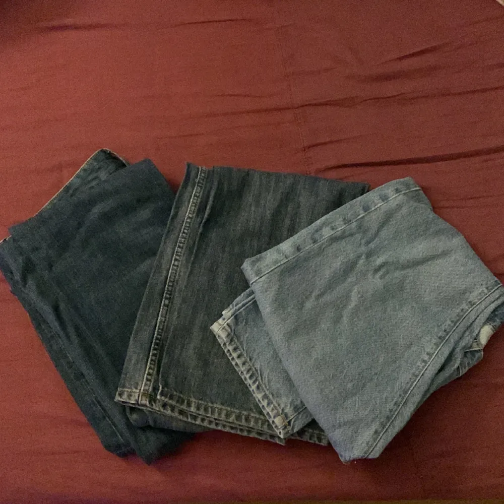 3 par jeans ifrån märken som Vailent. Storlekarna är: Ljusblå=S Grå/blå=32/32 Mörkblå bootcut = 32/36 99kr per par annars paket pris 249kr👏 . Jeans & Byxor.
