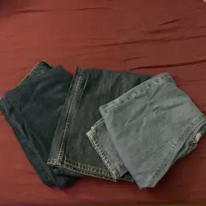 3 par jeans ifrån märken som Vailent. Storlekarna är: Ljusblå=S Grå/blå=32/32 Mörkblå bootcut = 32/36 99kr per par annars paket pris 249kr👏 