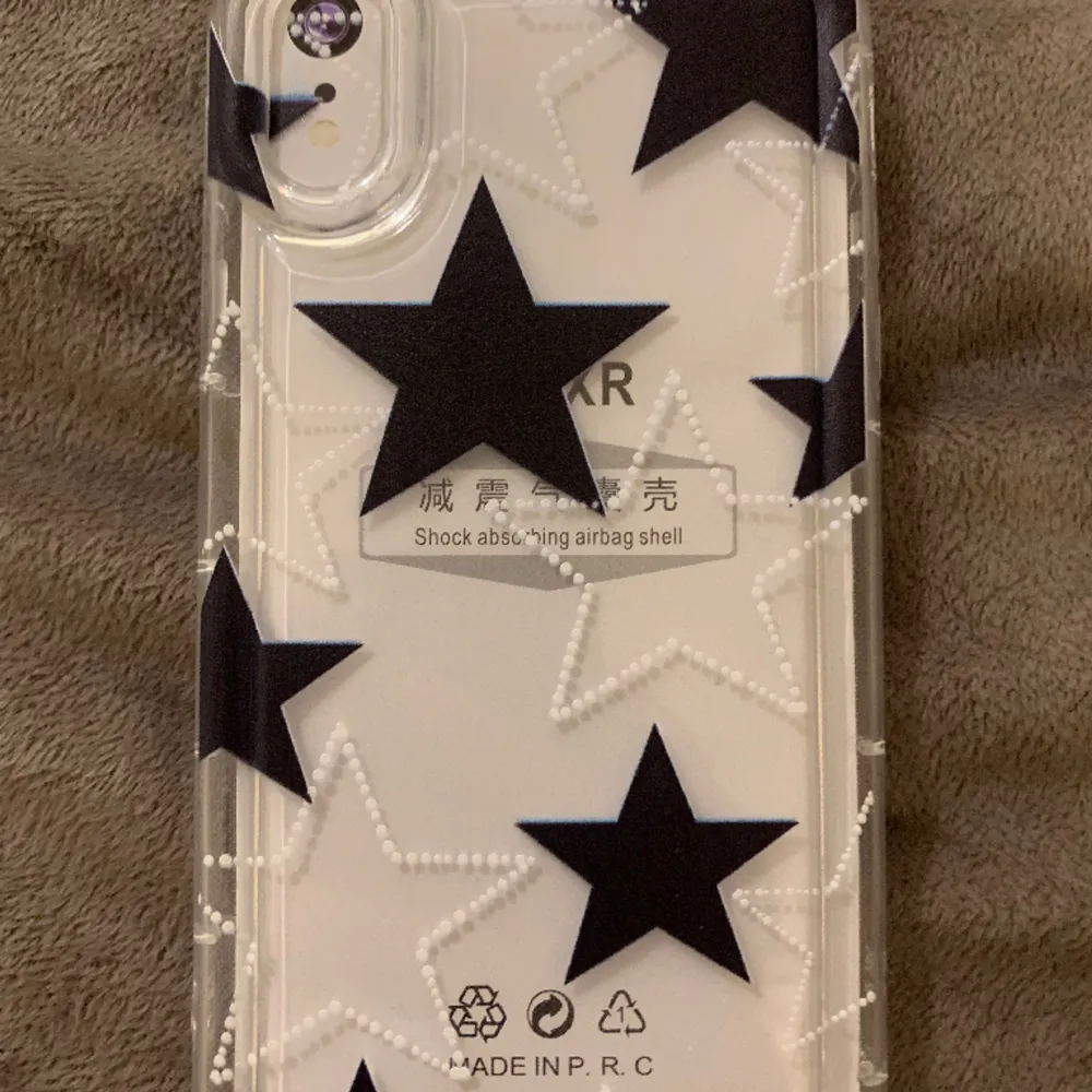 Helt oanvänt skal i original förpackning,otroligt fint men passar inte min telefon. Svarta och vita stjärnor som design.. Accessoarer.