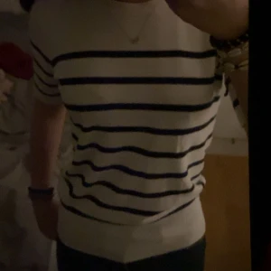 Randig zara tröja - Säljer nu mina jätte fina kortärmade randiga tröja från zara💗 super fin och i bra skick! Priset går att diskutera och hör av er vid frågor 💗