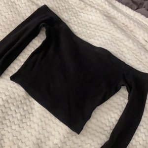 Off shoulder topp - Jätte söt off shoulder topp från bikbok, nästan aldrig använd och inga skador alls, köpt för 300