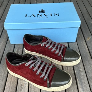 Lanvins Skor - Säljer nu mina Lanvin i väldigt bra skick 9/10 lite slitna på sulan. Storlek uk8 och är typ 42-43 eu. Unik och snygg färg och perfekt nu till vår och sommar. Får dustbag och låda. Har ni frågor eller funderingar är det bara skriva. 💪