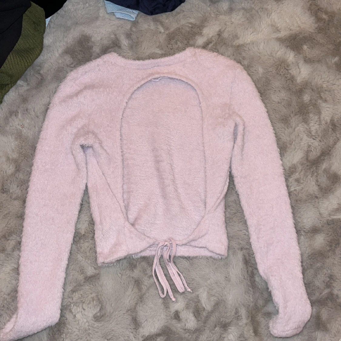 Rosa stickad tröja me öppen rygg  - 90