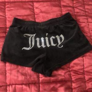 Svarta mjukisshorts ifrån Juicy Couture i fint skick, lite av färgen på dragkedjorna har försvunnit och så finns det även en liten skråma (finns med på bild 3). Säljer då jag tyckte de satt märkligt på mig. Hör av dig vid frågor💕