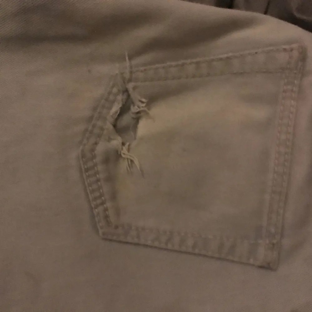 Seljer ett par eytys jeans som nu är för små för mig. De har ett hål på vänstra fickan  Köparen betalar frak. Jeans & Byxor.