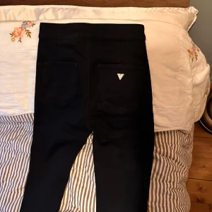 Guess skinnyjeans  - Guess skinny jeans, aldrig använda då jag har 2 par. Strechiga, bekväma och passar alla tillfällen! Passar stl S och M. 