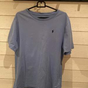 T-shirt  från Polo Ralph Lauren | Storlek: 14-16 år -Skicket på tröja är väldigt bra utan defekter - Mitt pris: 149kr - Nypris: 1000kr