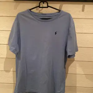 T-shirt  från Polo Ralph Lauren | Storlek: 14-16 år -Skicket på tröja är väldigt bra utan defekter - Mitt pris: 299kr - Nypris: 1000kr