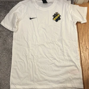 Aik tröja  - Aik tshirt från aik shopen, aldrig använd. Passar både mig som har xs-s men också en mindre m 