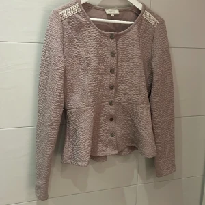 Gullig kofta/jacka - En jättegullig kofta i bra skick, från märket Cream😊