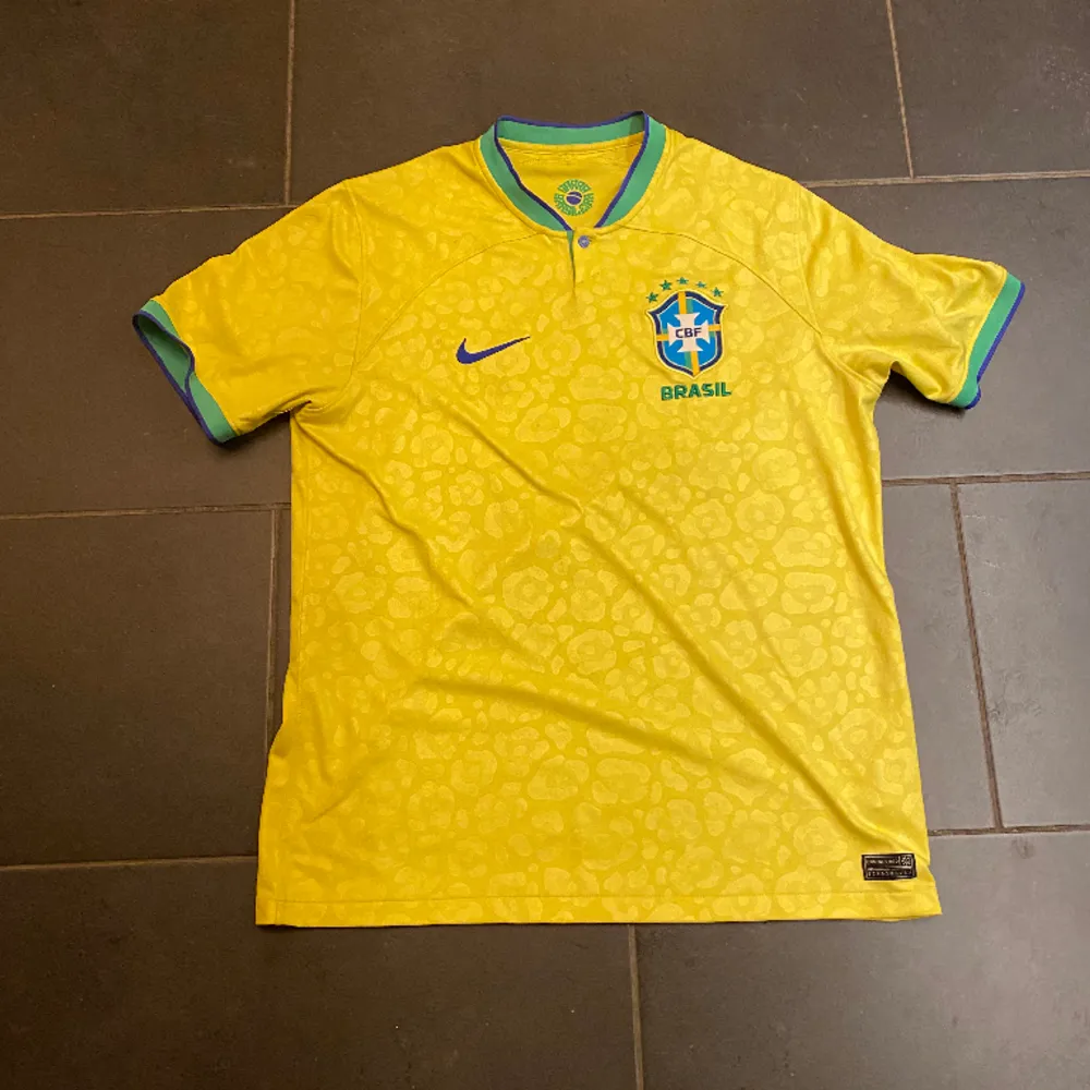 Brasilien fotbollströja strl L slutsåld överallt pris 700kr. T-shirts.