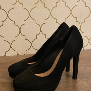 Höga klackar  - Höga klackar i storlek 38 (små i storlek) Aldrig använda ( ny skick). Säljer för 85k