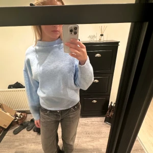 Stickad tröja - Jag en blå stickad tröja från zara, använd en gång storlek m. 