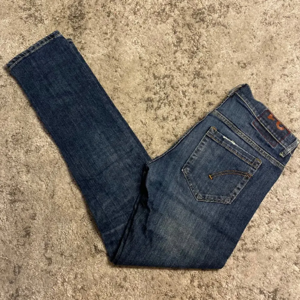 Tjena! Säljer nu ett par sjukt feta Dondup jeans, skick 9/10 sjukt bra🍾 OBS❗️Tyvärr har D:et ramlat av, nypris 3500 kr, mitt pris 799 kr. Kom pm vid frågor eller funderingar🤩. Jeans & Byxor.